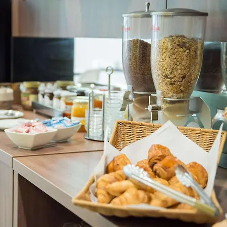 Comfort Centre Hotel