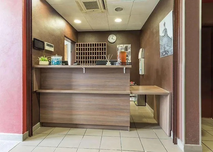 Comfort Centre فندق نيم